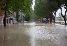Ιταλία-Κακοκαιρία: Υπερχείλισε ποταμός στην Τσεζένα - Κάτοικοι ανέβηκαν στις στέγες 