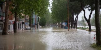 Ιταλία-Κακοκαιρία: Υπερχείλισε ποταμός στην Τσεζένα - Κάτοικοι ανέβηκαν στις στέγες 