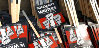 Συγκέντρωση σεναριογράφων στις Βρυξέλλες σε ένδειξη αλληλεγγύης στους απεργούς συναδέλφους τους στην Αμερική