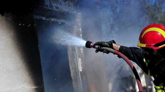 Πυρκαγιά σε εξωτερικό χώρο εργοστασίου ανακύκλωσης στη Μάνδρα