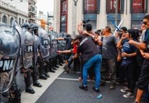 Συγκρούσεις αστυνομικών - διαδηλωτών στην Αργεντινή, παραμονή των 100 ημερών της προεδρίας Μιλέι