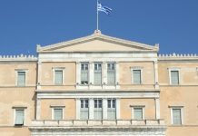 Βουλή: Ψηφίστηκαν ο φορολογικός κώδικας και η τροπολογία για το «καλάθι του νονού»